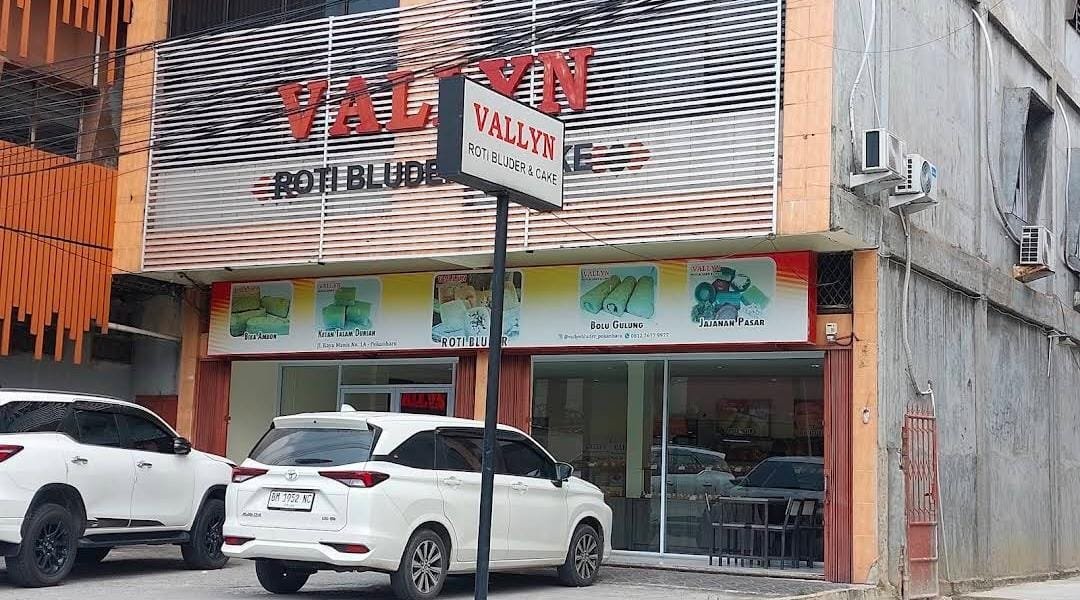 VALLYN CAKE & BAKERY (KAYU MANIS)